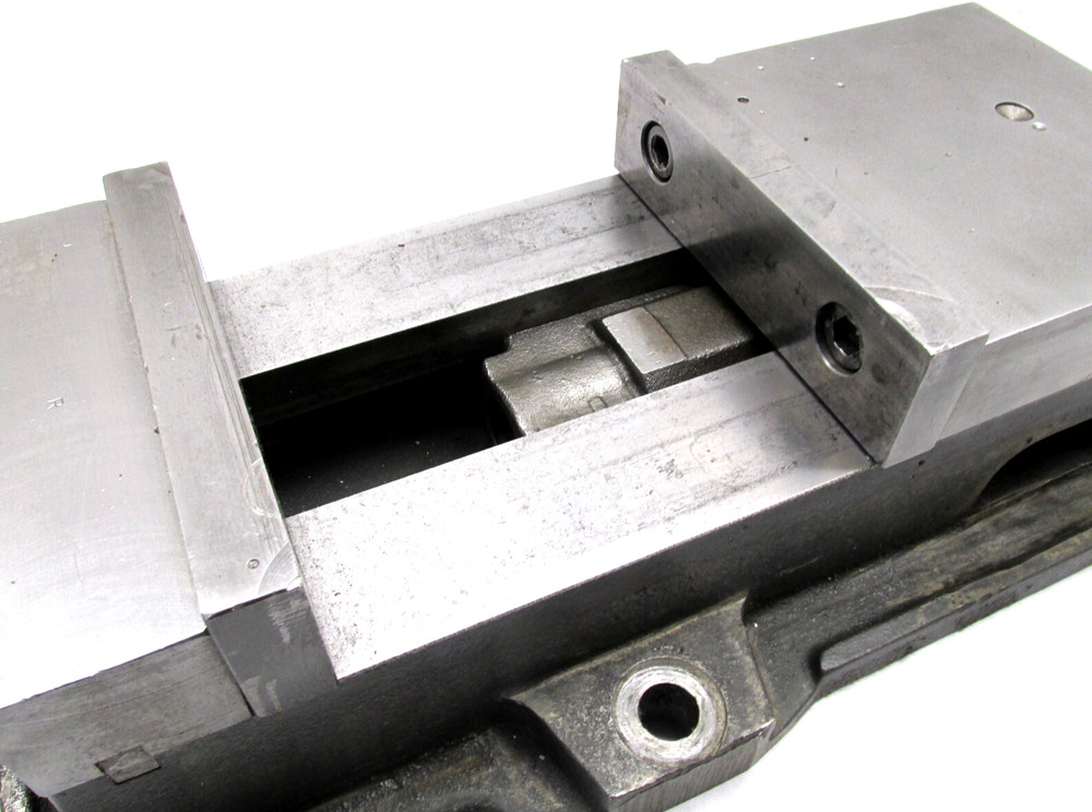 KURT ANGLOCK 6" MILLING MACHINE VISE w/ JAWS - #D60