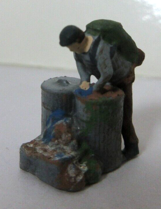 HO SCALE PREISER MAN GOING THRU GARBAGE