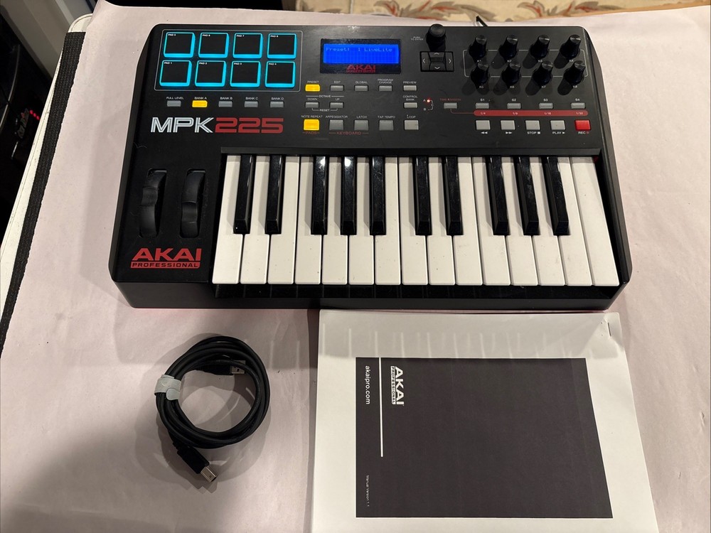 AKAI MPK225 PROFESSIONAL MIDI KEYBOARD CONTROLLER - EXC CONDITION, USED