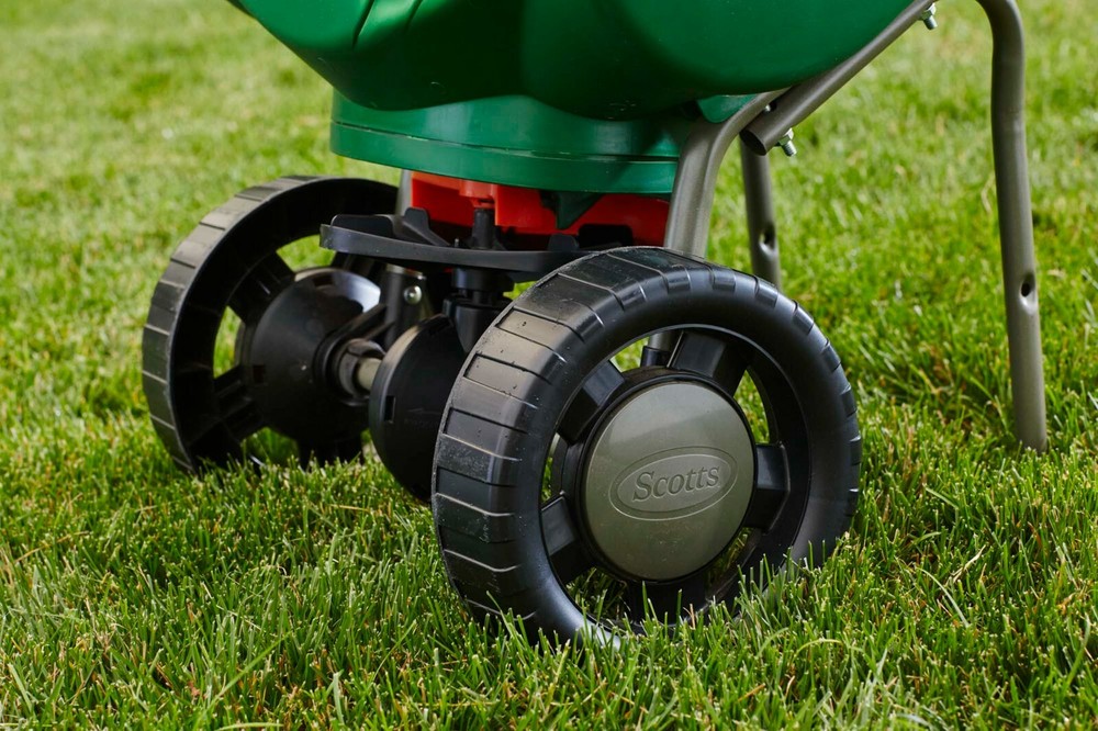 Scotts Turf Builder EdgeGuard DLX Broadcast Spreader