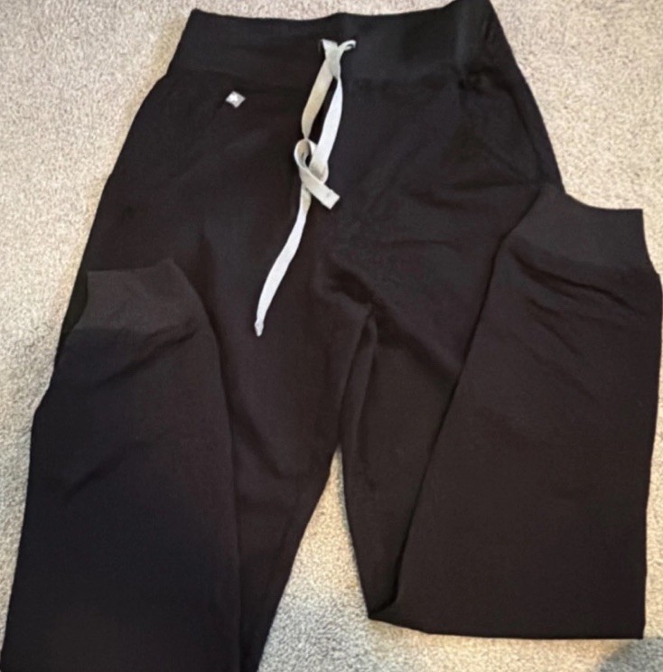 FIGS women’s black medium top and jogger set