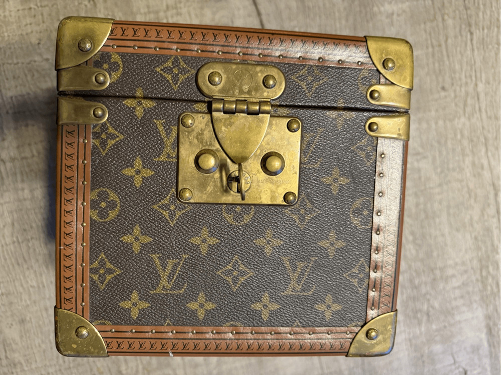 100 authentic Louis Vuitton trunk