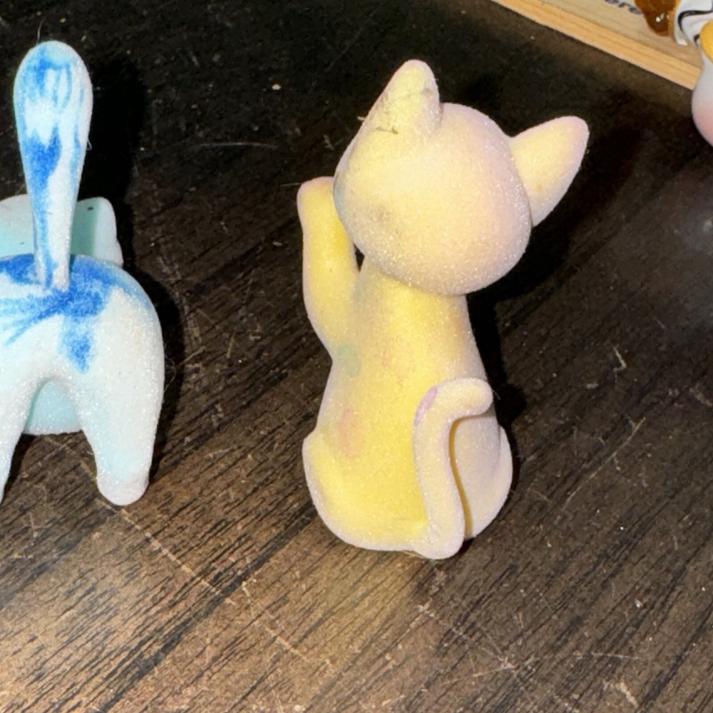 Crayola scribbles a lot of five Flocked Cats