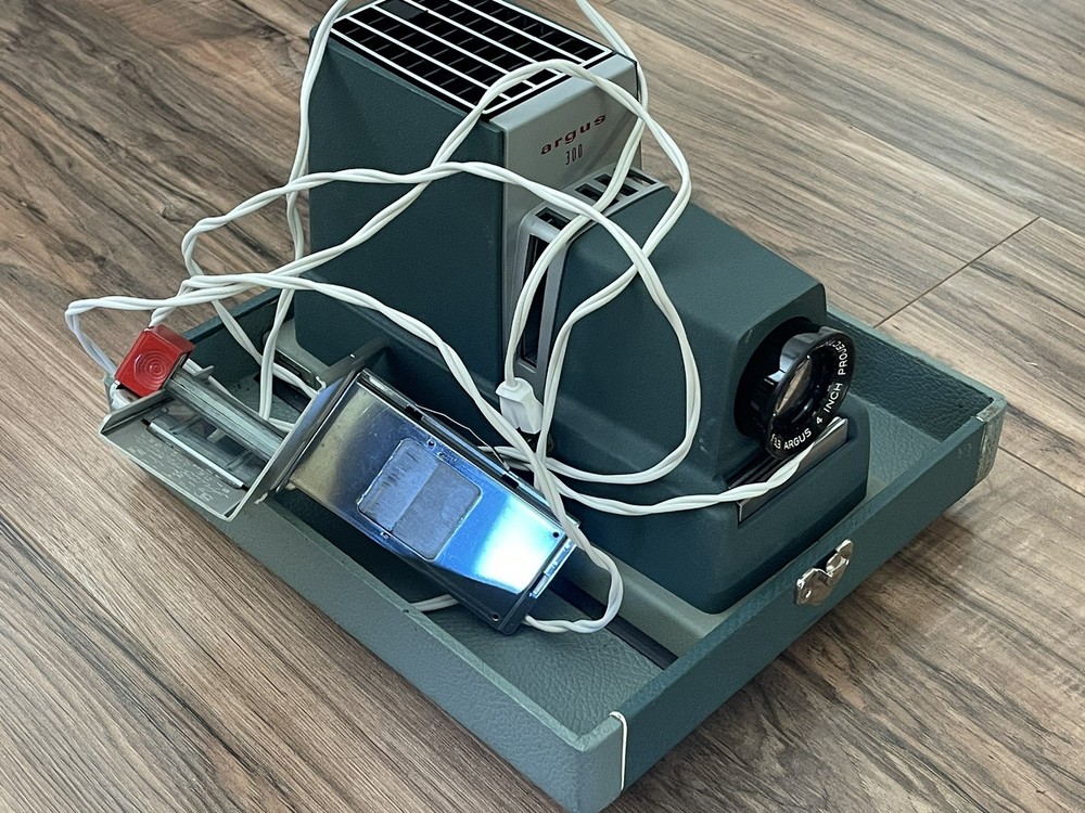 Impeccable Argus 300 Slide Projector with Automatic Slide Changer
