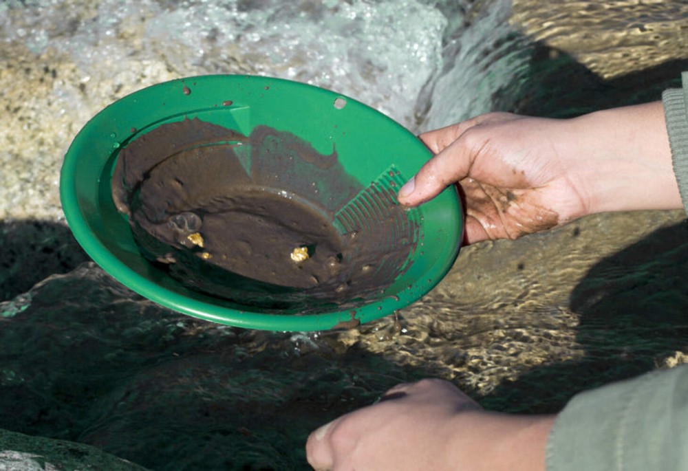 Sluice Fox gold panning kit with 3 classifiers; stacking sifting pans fits on bu