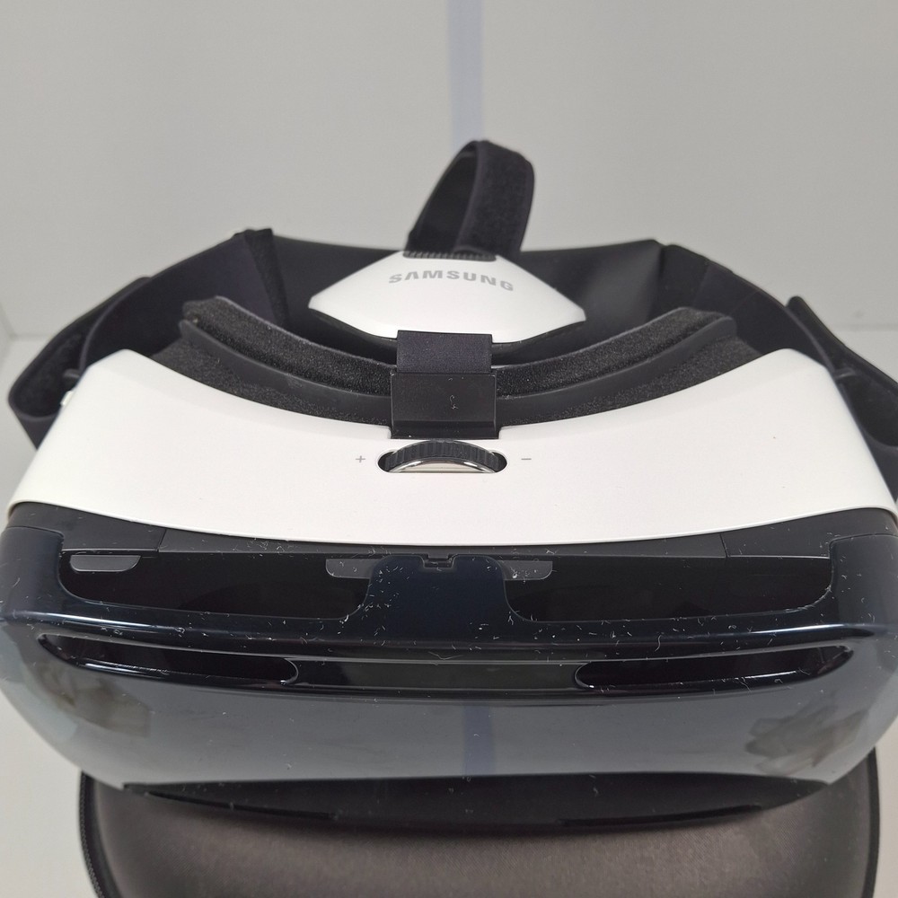 Samsung Gear VR Powered by Oculus Virtual Reality Headset SM‑R320 – With Case