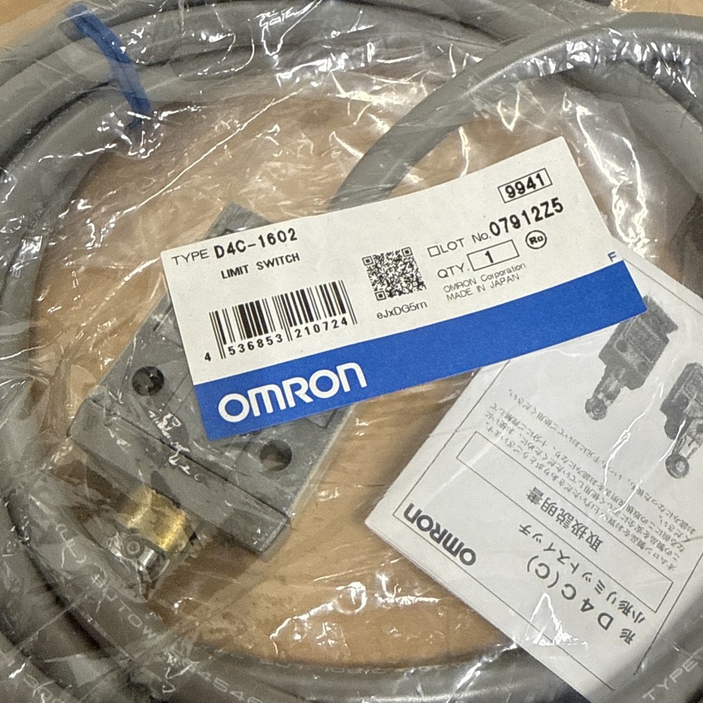 NEW! Omron D4C-1602 Compact Limit Switch Roller Plunger