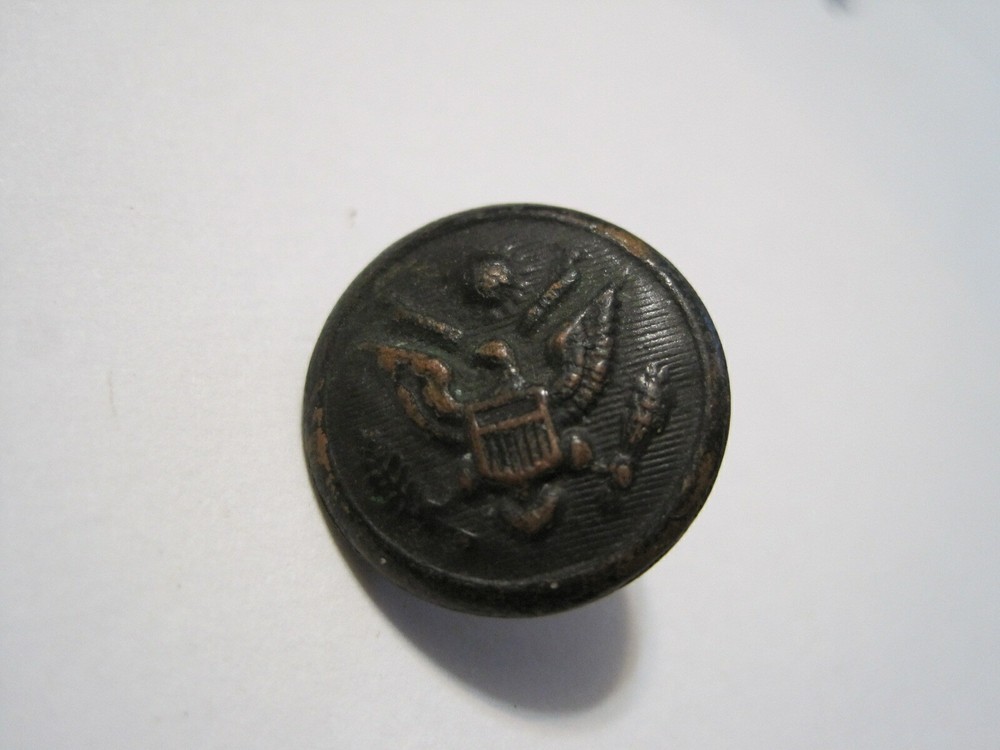 Antique WW1 U.S. Button (1901 - 1920) AM Button Co. Shield Raised