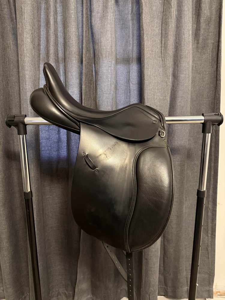Black - 17.5" Medium Tree Anky Dressage Saddle