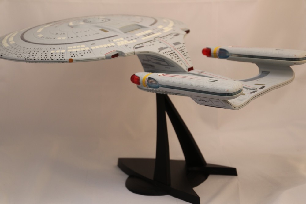 Diamond Select Star Trek USS Enterprise-D Dual Display Stand
