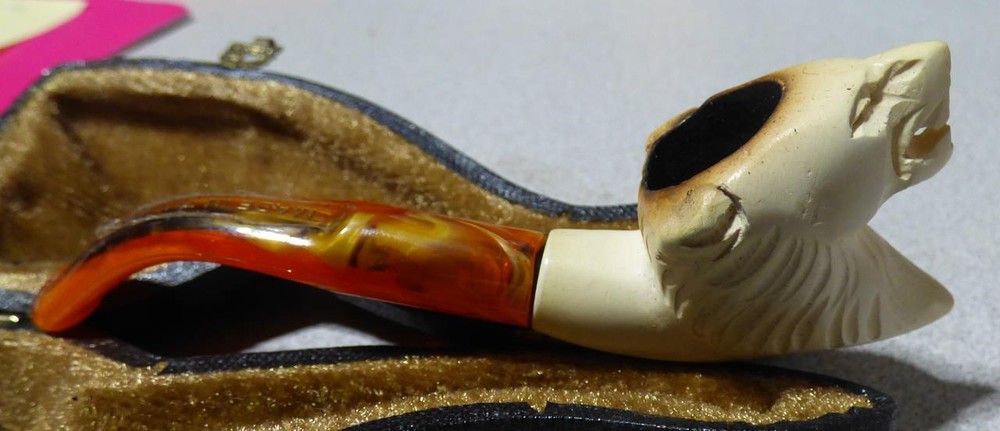 MEERCHAUM LION PIPE WITH CASE