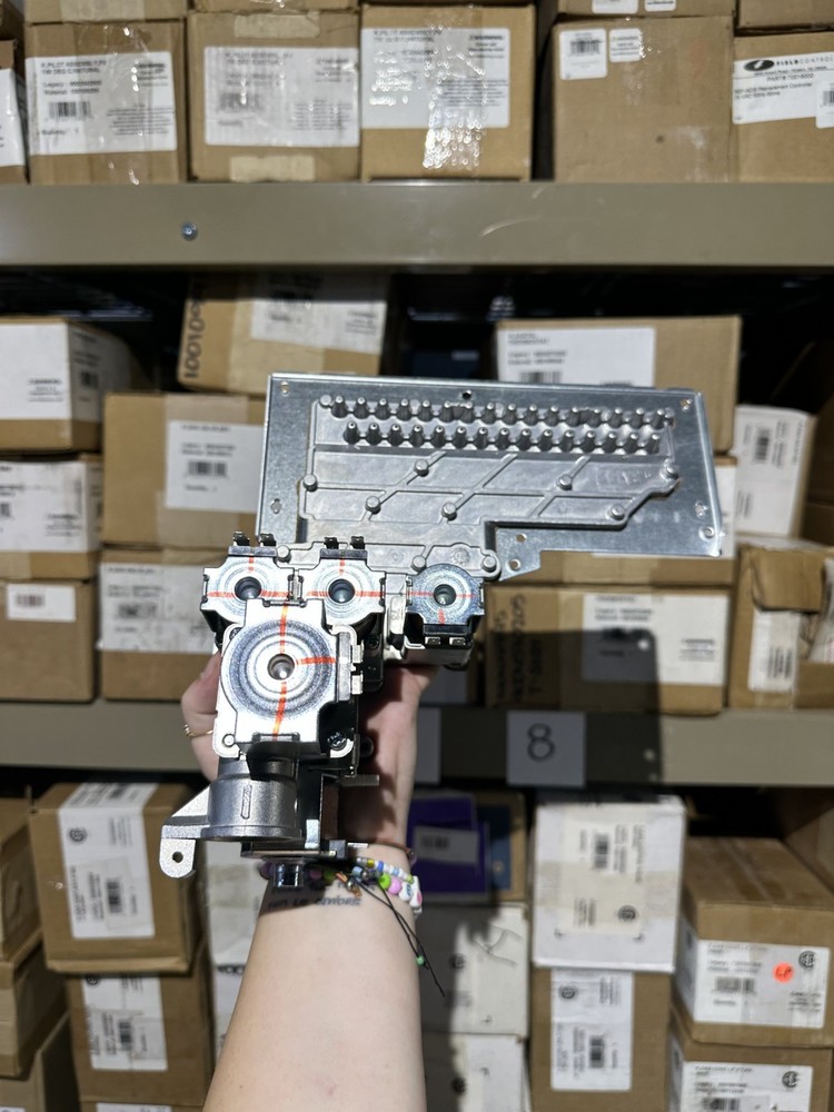 100076317 | 320273-356 | EK460 | A.O. Smith Manifold/Gas Valve Assembly Natural