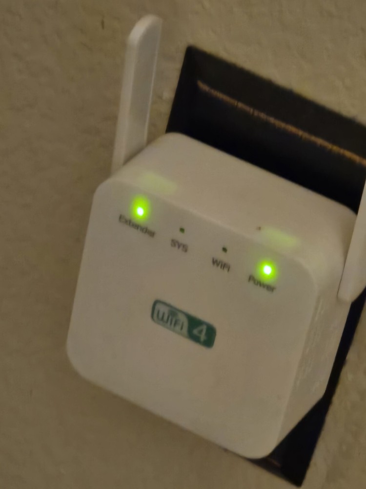 Wireless Range Extender Wifi Repeater 300 MBPS White Electronics Internet Used