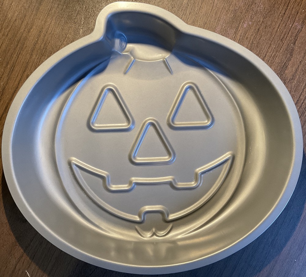 Metal cake pan Jack-O-Lantern Pumpkin