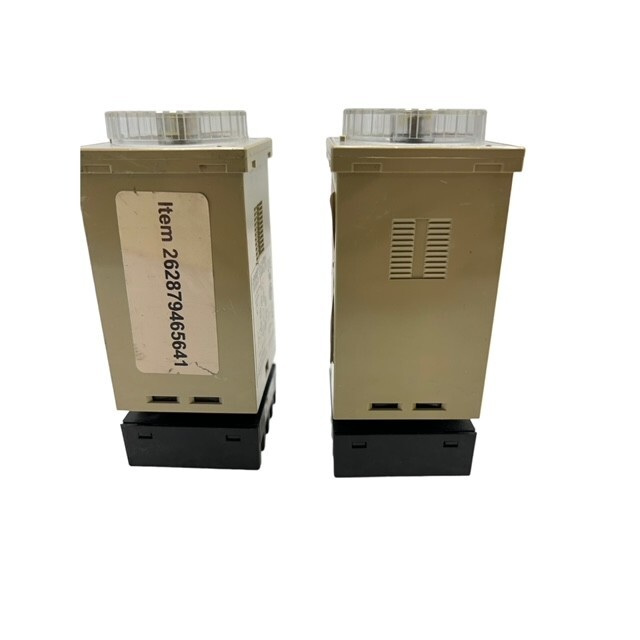 OMRON TEMP CONTROLLER WITH SOCKET E5C2-R20K P3G-08 LOT OF 2