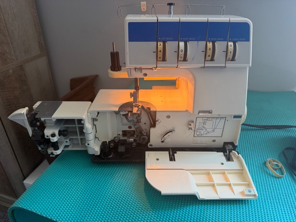 Superlock 734 Serger Overlock SEWING MACHINE - READ