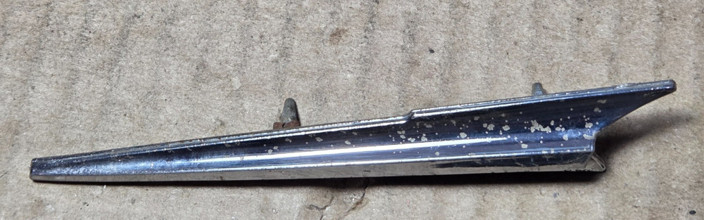 OLDSMOBILE SUPER / DYNAMIC 88 CIRCA '63 TRUNK ROCKET EMBLEM 4894154 (6621}