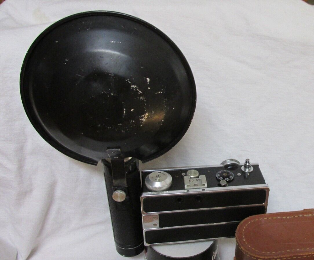 VINTAGE 1950s ARGUS C3 CAMERA w/ FLASH & BULB & CASE