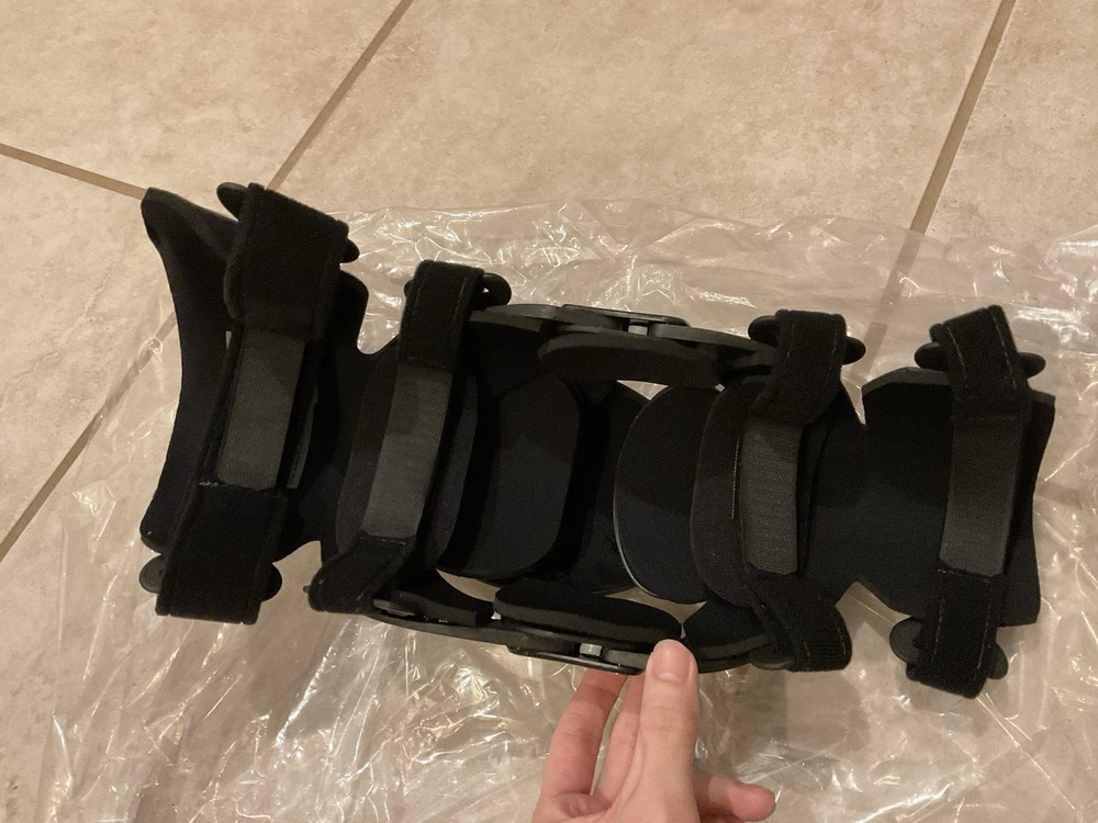 Asterisk Carbon Cell 1.2 Knee Braces Pair Size MEDIUM Open Box