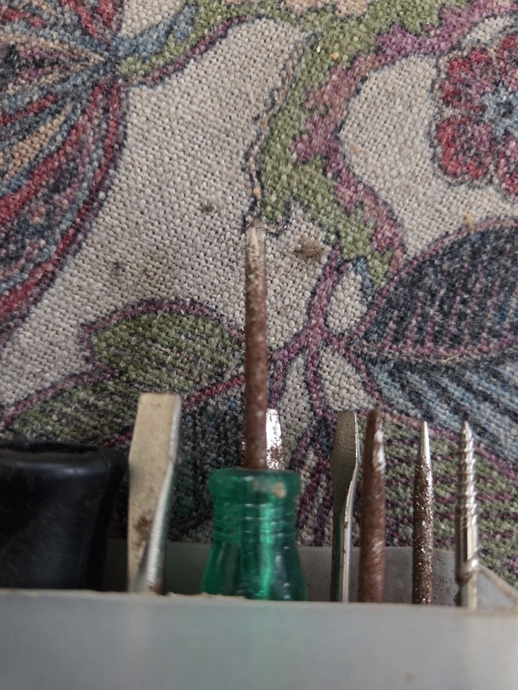 VINTAGE TOOL KIT with 8 SCREWDRIVERS & REMOVABLE HANDLE in PLASTIC CASE