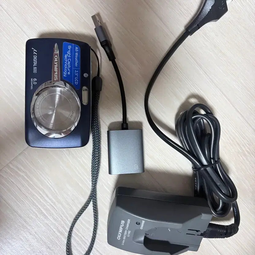 Olympus μDigital 600 Camera with XD Card Reader