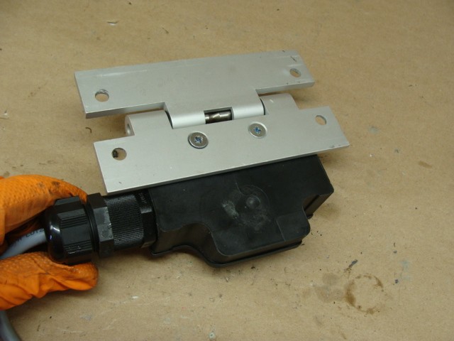 SCHMERSAL TESZ1102/30 HINGED SAFETY SWITCH