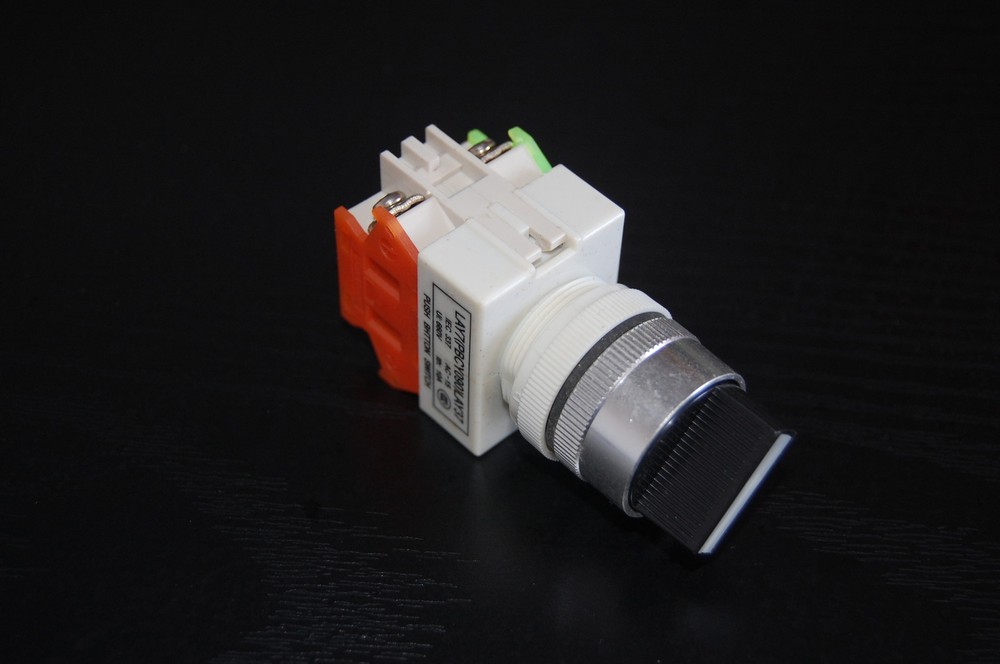 LOT OF 2PCS NEW  22MM Selector Switch 2 Position Latching Maintain select switch