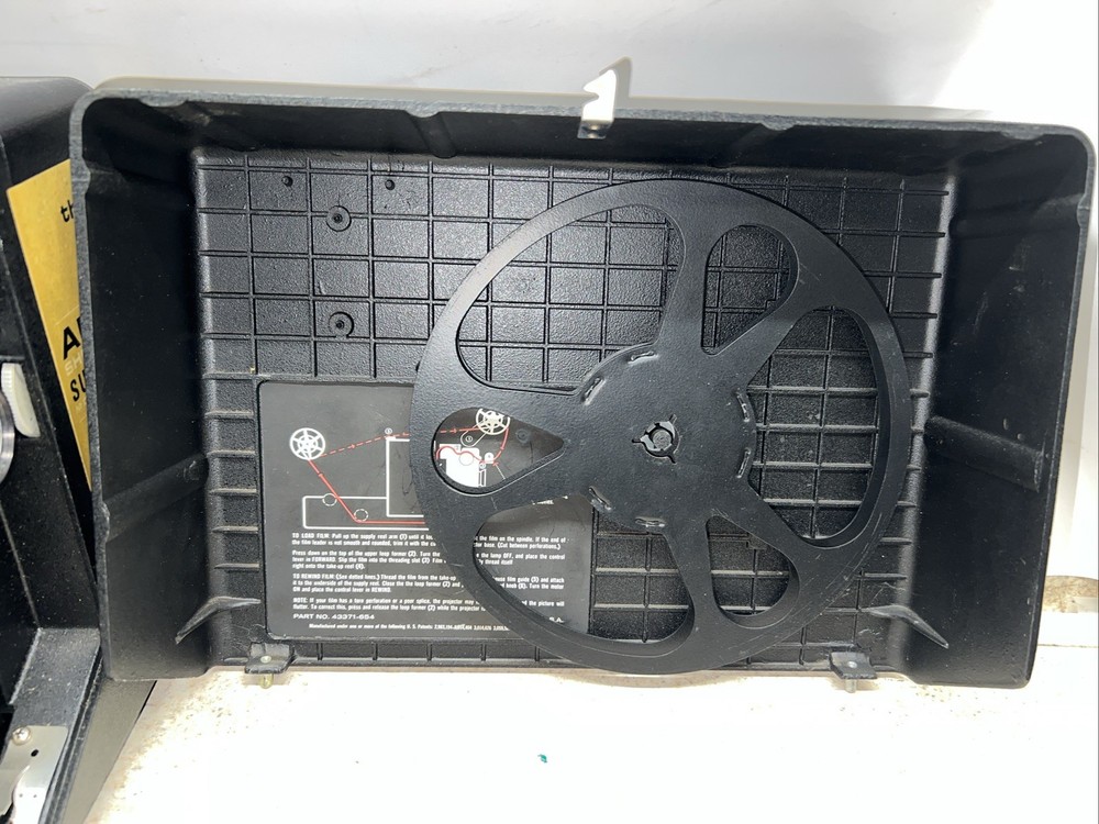 Argus Showmaster 872 Super 8 Movie Projector. Powers On. UNTESTED