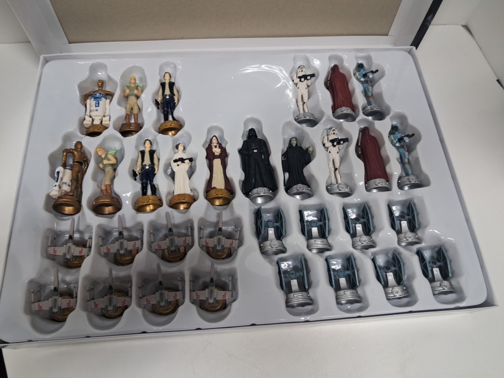 Boxed Complete STAR WARS 3D Chess Game 2012 Darth Maul United Labels Comicware