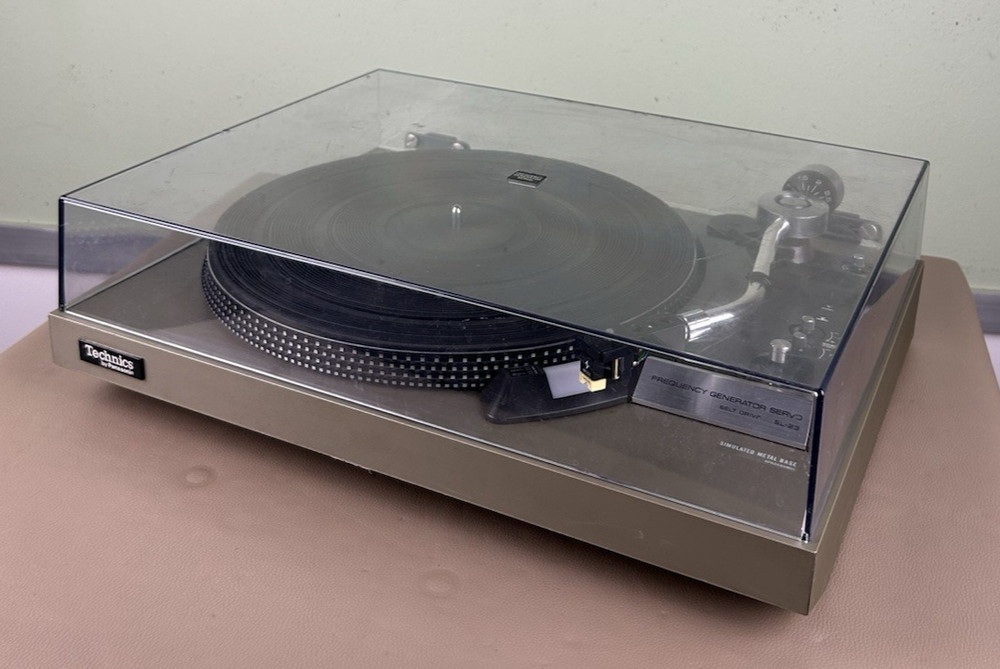 TECHNICS SL-23 TURNTABLE