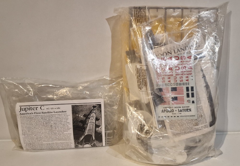 Space : Apollo Saturn V Rocket & Jupiter C model kits