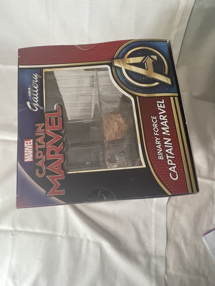 Diamond Select Gallery Binary Force Captain Marvel PVC Diorama Game Stop