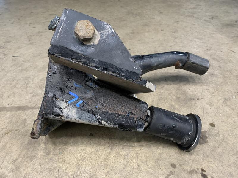 2001 Mack RD Cab Mount (630-10523)