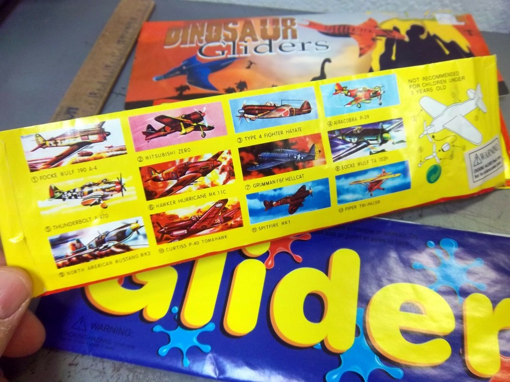 4 different FLYING GLIDERS kits, new in packages, DINOSAURS, Fighters, generic