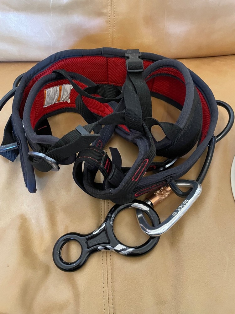 Singing Rock climbing harness (sit) in red