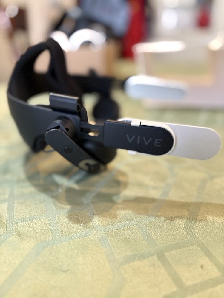 Meta Quest 2 + Controllers (Virtual Reality Gaming Accessory Bundle - 128gb