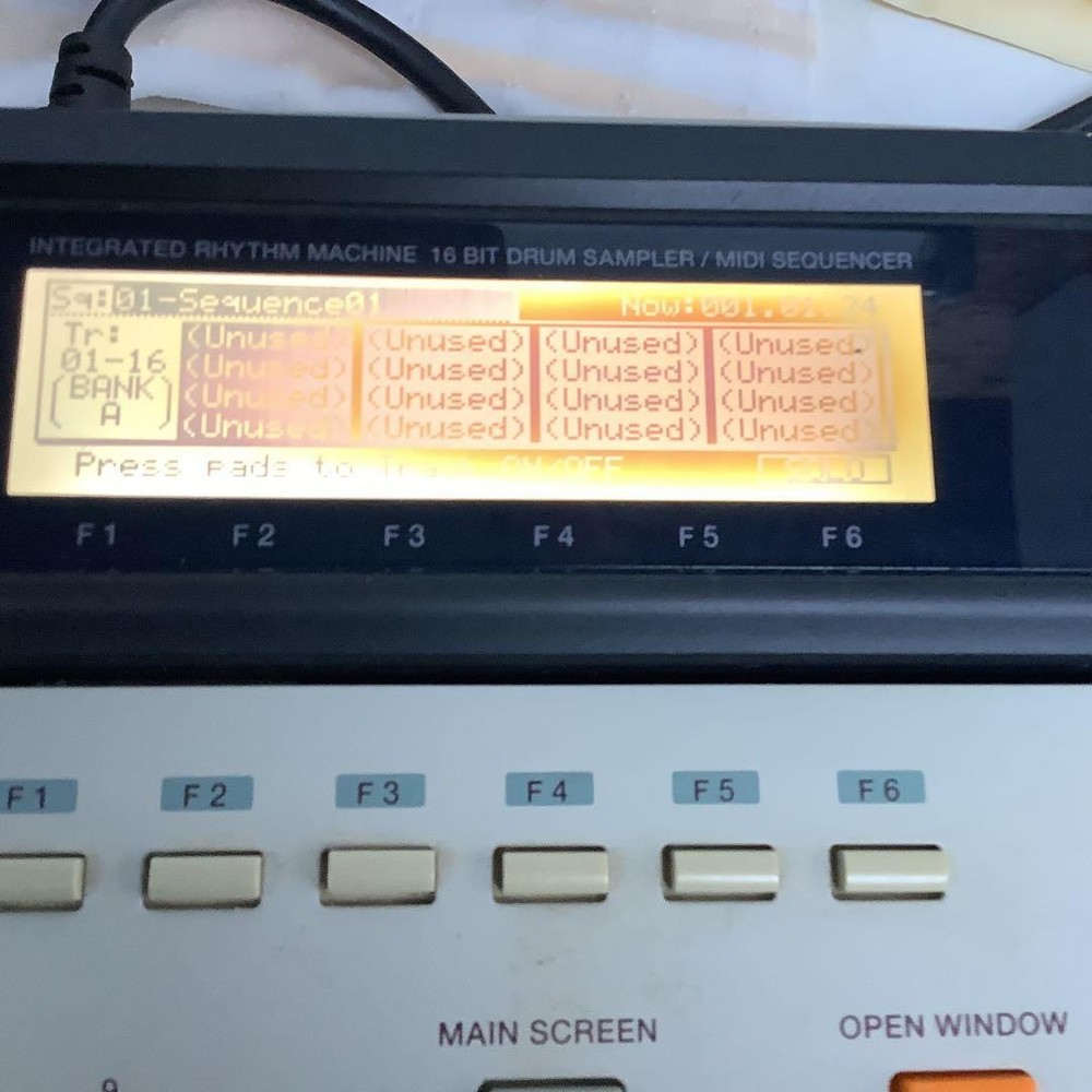 AKAI MPC2000XL sampler