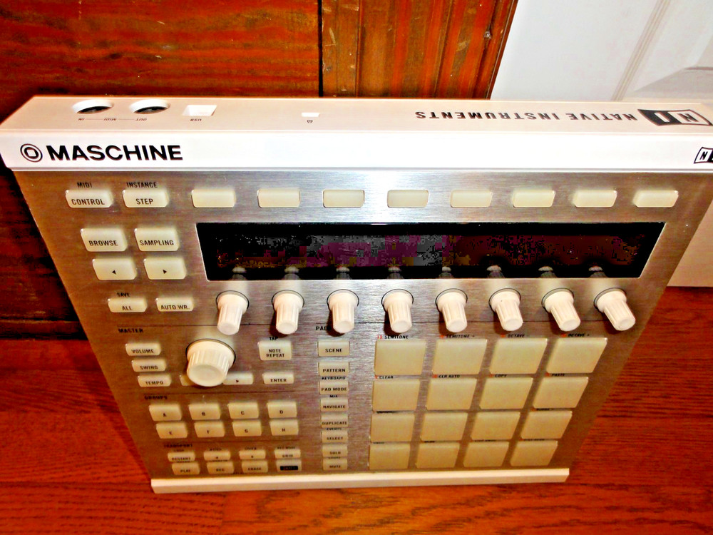 Native Instruments MASCHINE MK2 White – Powers On – No Software for Full Test