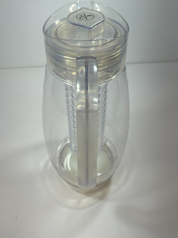 Water Infuser Pitcher- Fruit/Veg. Infusing Water Pitcher With built in ice pack
