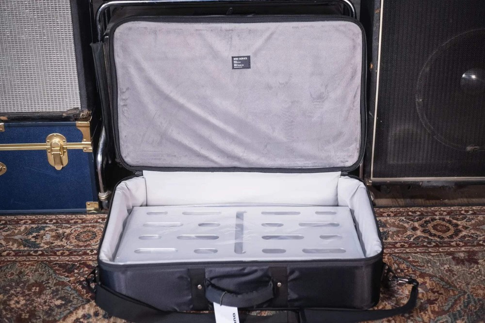 MONO Pedalboard Medium Silver + Tour Accessory Case 2.0 Black
