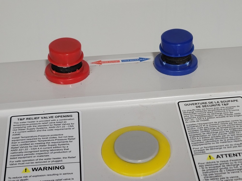 CAMPLUX 6 Gal. Plug In Water Heater Electric EUC READ