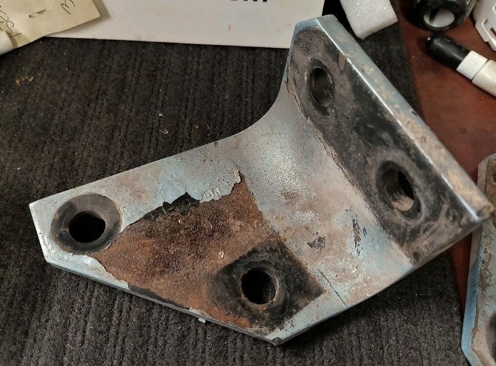 PETERBILT KNEE-ENGINE SUPPORT 01-50025R