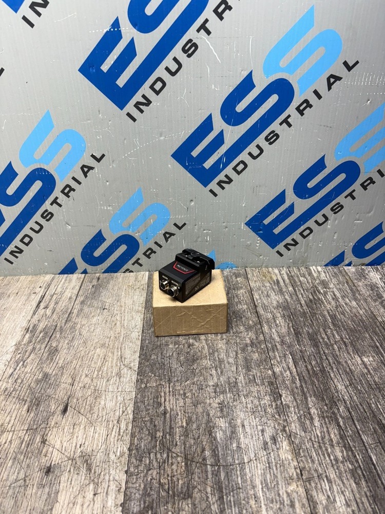 KEYENCE LONG DISTANCE 2D CODE READER SR-752