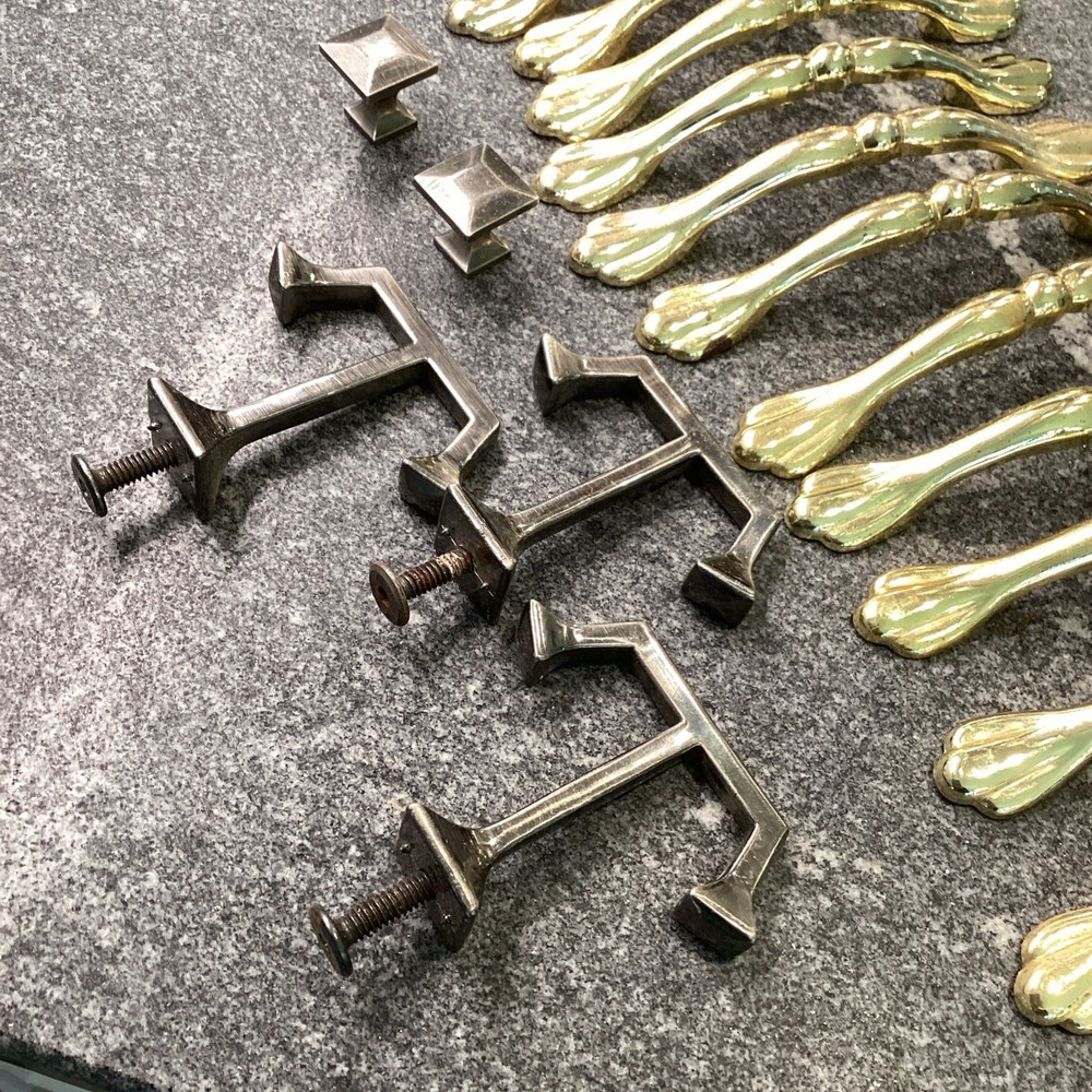 Vintage Reclaimed Hardware Drawer Pulls Handles Misc Mixed Lot 32 Pieces