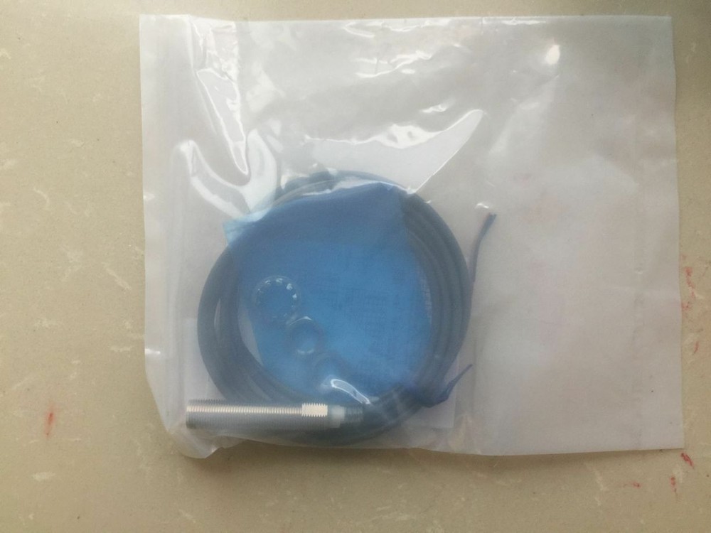 NEW Omron E2A-M12LS04-WP-B1