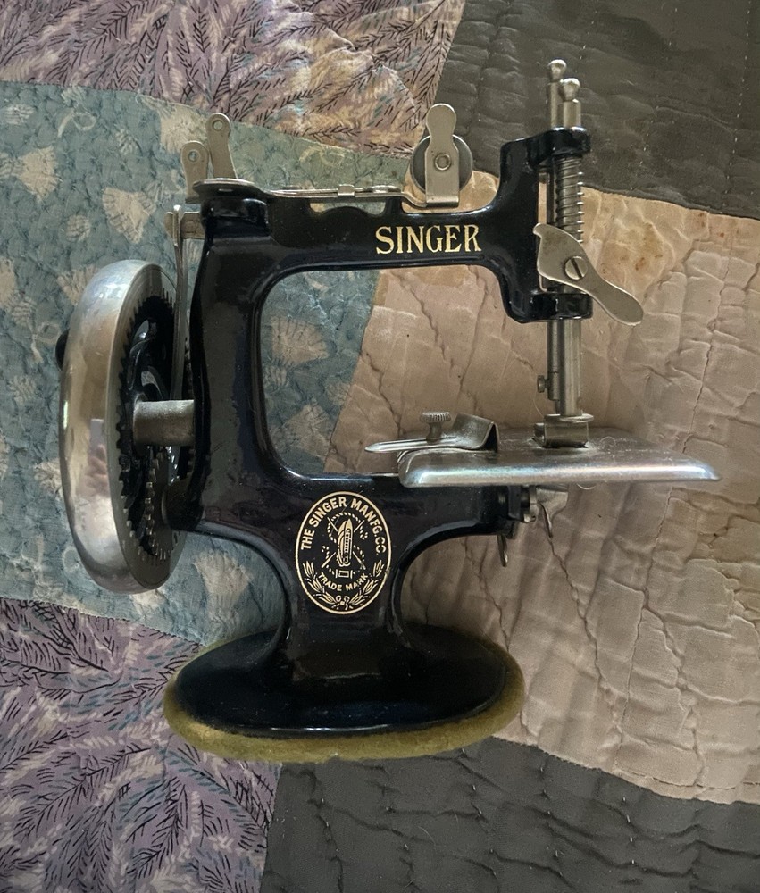 Vintage Singer Model. 20 Sewhandy - Fully functional