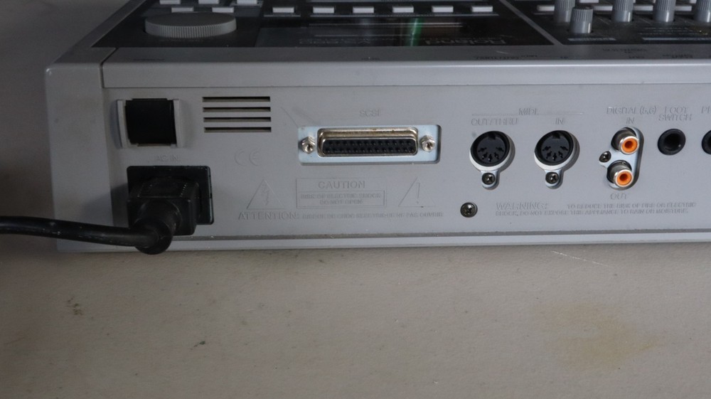 Roland VS-880 VXpanded Digital Studio Workstation Powers up UNTESTED N