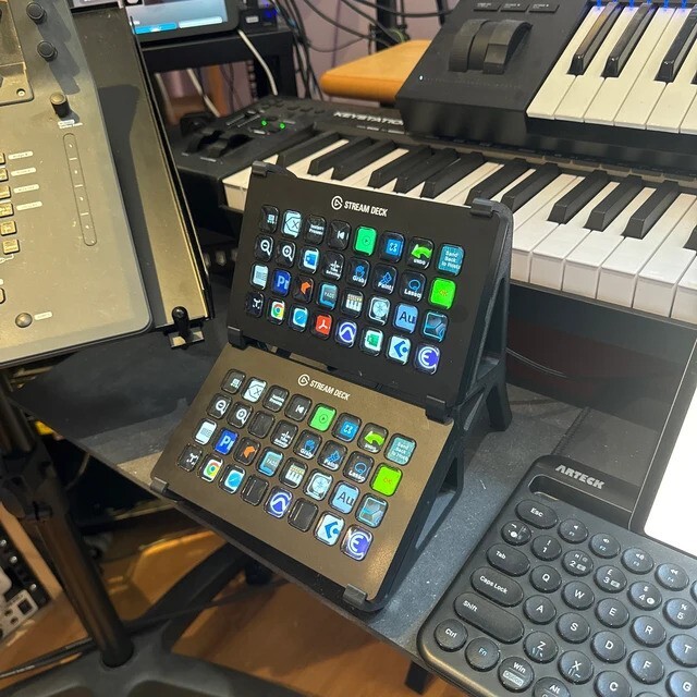 Stand for two “Elgato STREAMDECK XL” units placed vertically