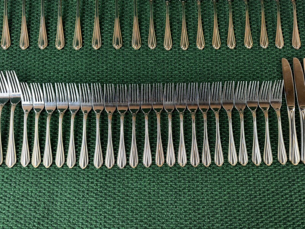 Hampton Silversmiths HSV209 Gold Accent Beaded Flatware 68 Pieces