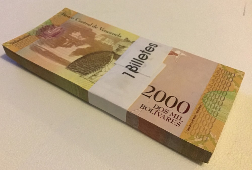 Venezuela Banknote Bundle. 100 X 2000 Bolivares. Dated 2016. Unc.